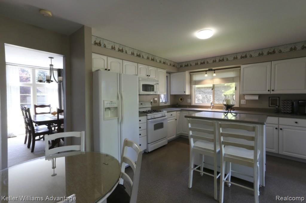 42090 Waterfall Road Northville, MI 48168 - Photo 5 of 41 7_Waterfall_42090.jpg
