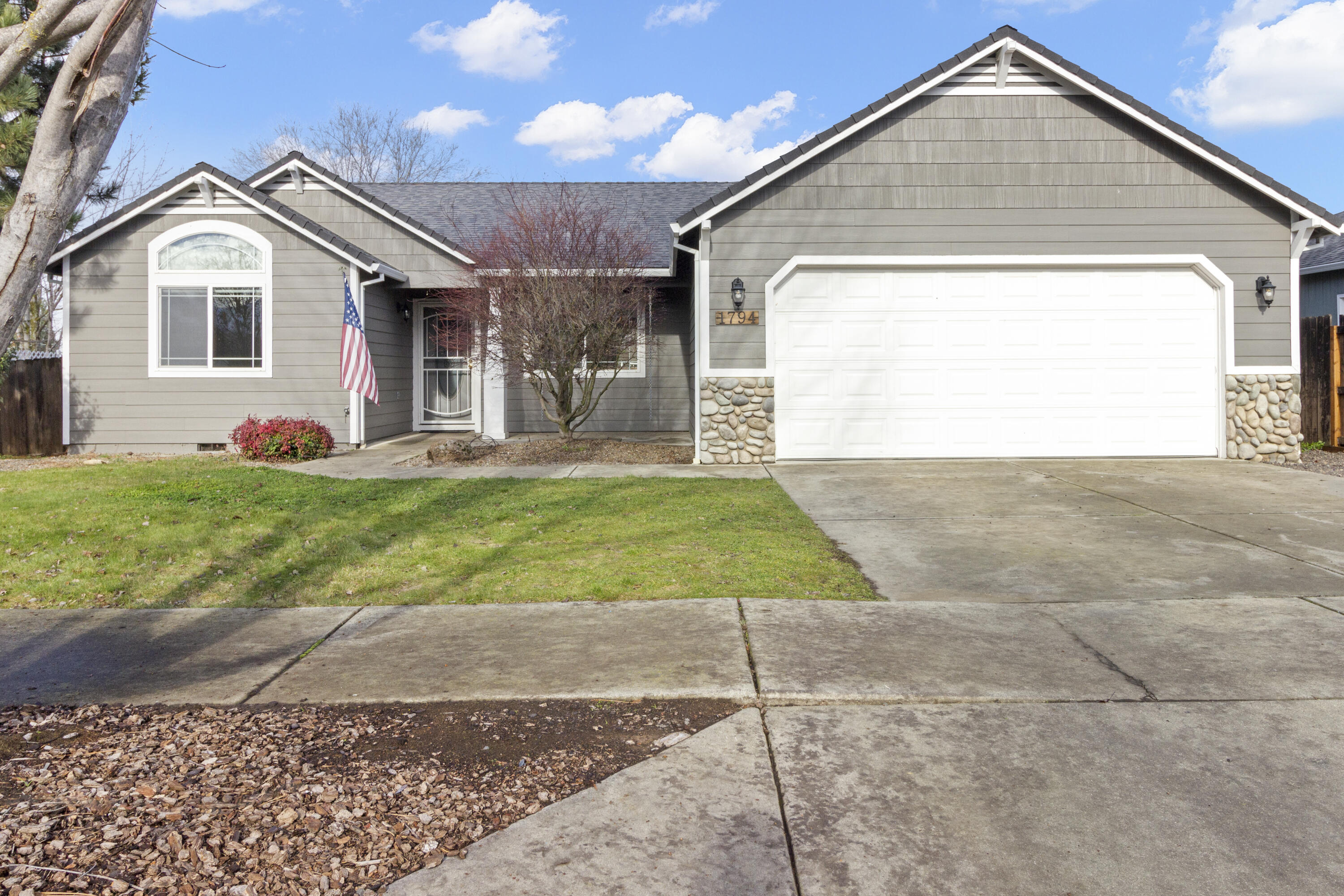 1794 Key Drive Medford, OR 97501 - Photo 2 of 29 01-1794 Key Drive-1