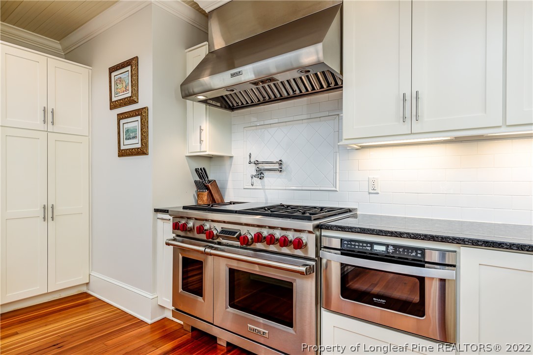 205 Cherokee Road Pinehurst, NC 28374 - Photo 11 of 39 a stove top oven sitting inside of a kitchen