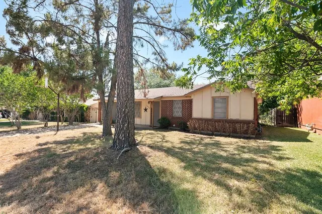 a view of a house with a yard