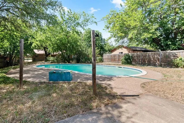 a view of a backyard