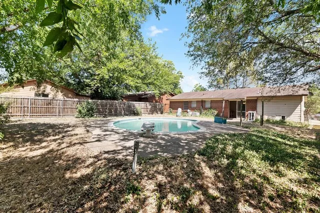 $1,750 | 1424 Phillips Street, Cleburne, TX 76033