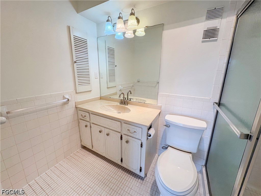 1830 Brantley Road, Unit I7 Fort Myers, FL 33907 - Photo 16 of 34 a bathroom with a toilet sink and mirror