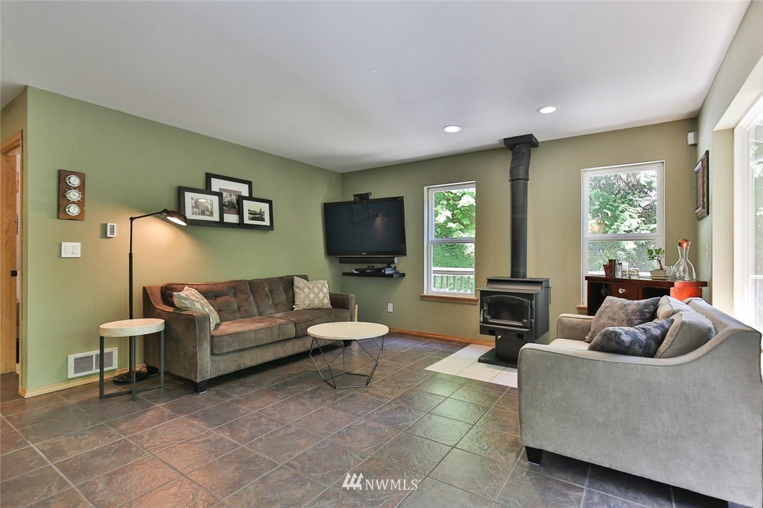 17530 Southeast 110th Street Renton, WA 98059 - Photo 4 of 25