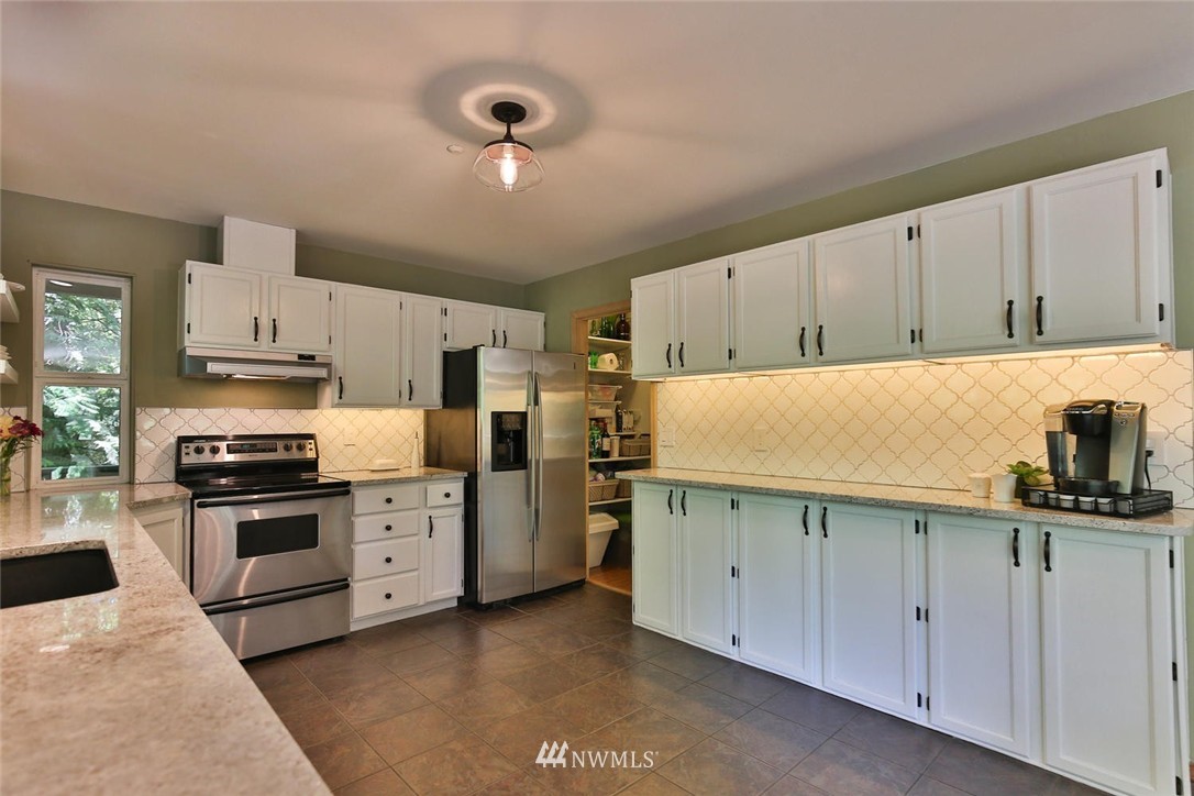 17530 Southeast 110th Street Renton, WA 98059 - Photo 5 of 25