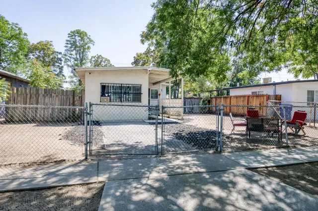a view of a house with backyard and sitting area