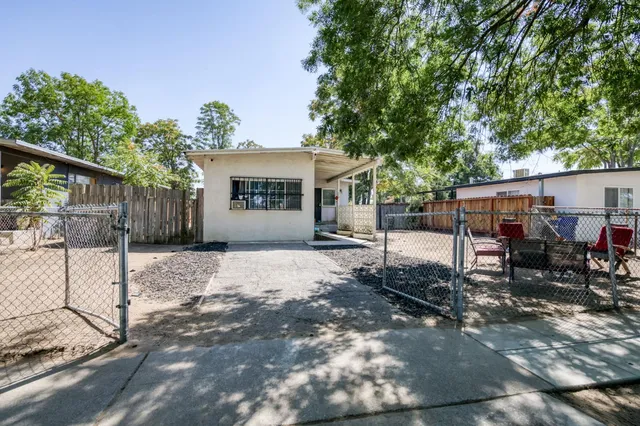 a view of a house with backyard and sitting area