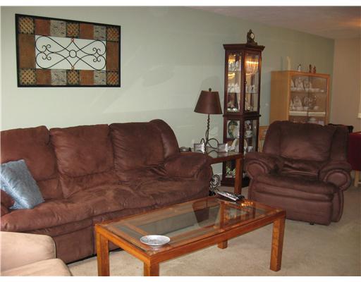344 Twin Oaks Road Pittsburgh, PA 15243 - Photo 3 of 18 Living Room.