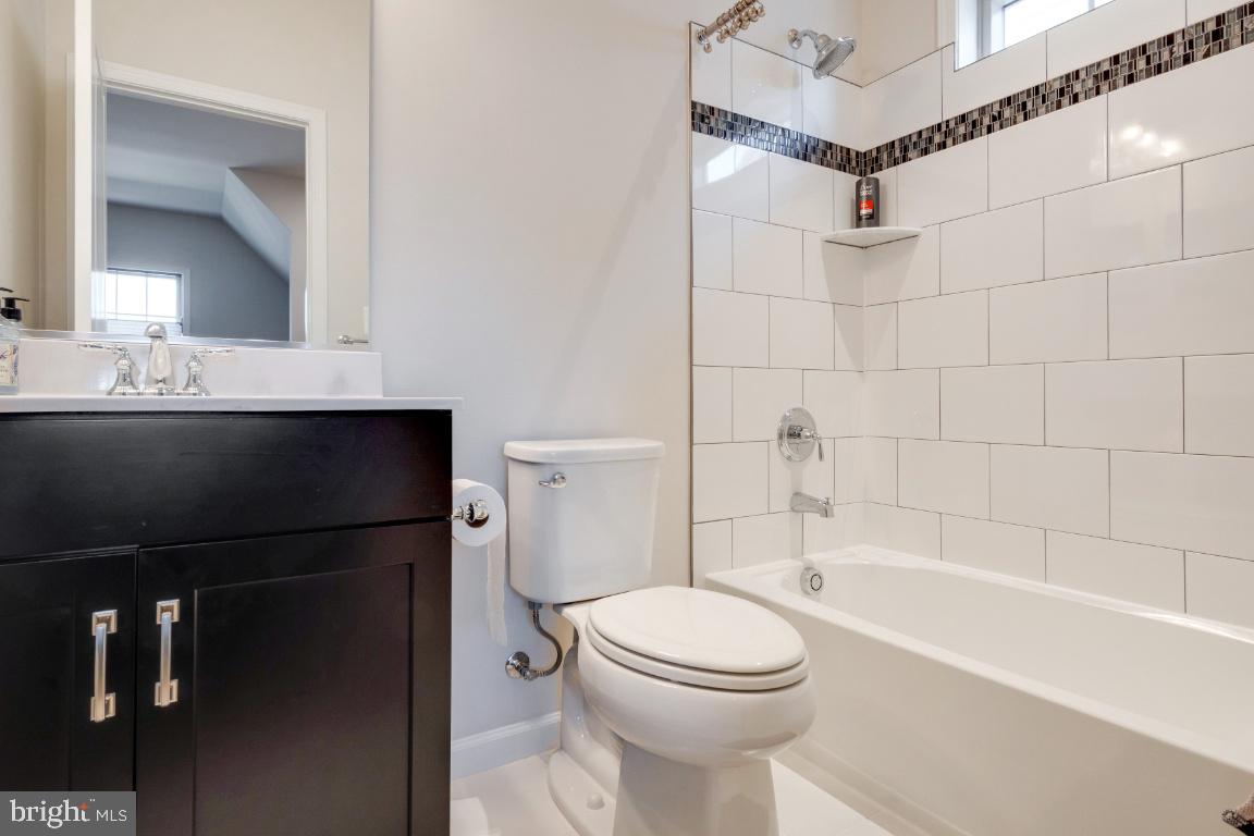 4617 Bridle Ridge Road Upper Marlboro, MD 20772 - Photo 38 of 68 Full Bathroom Inside the Bedroom