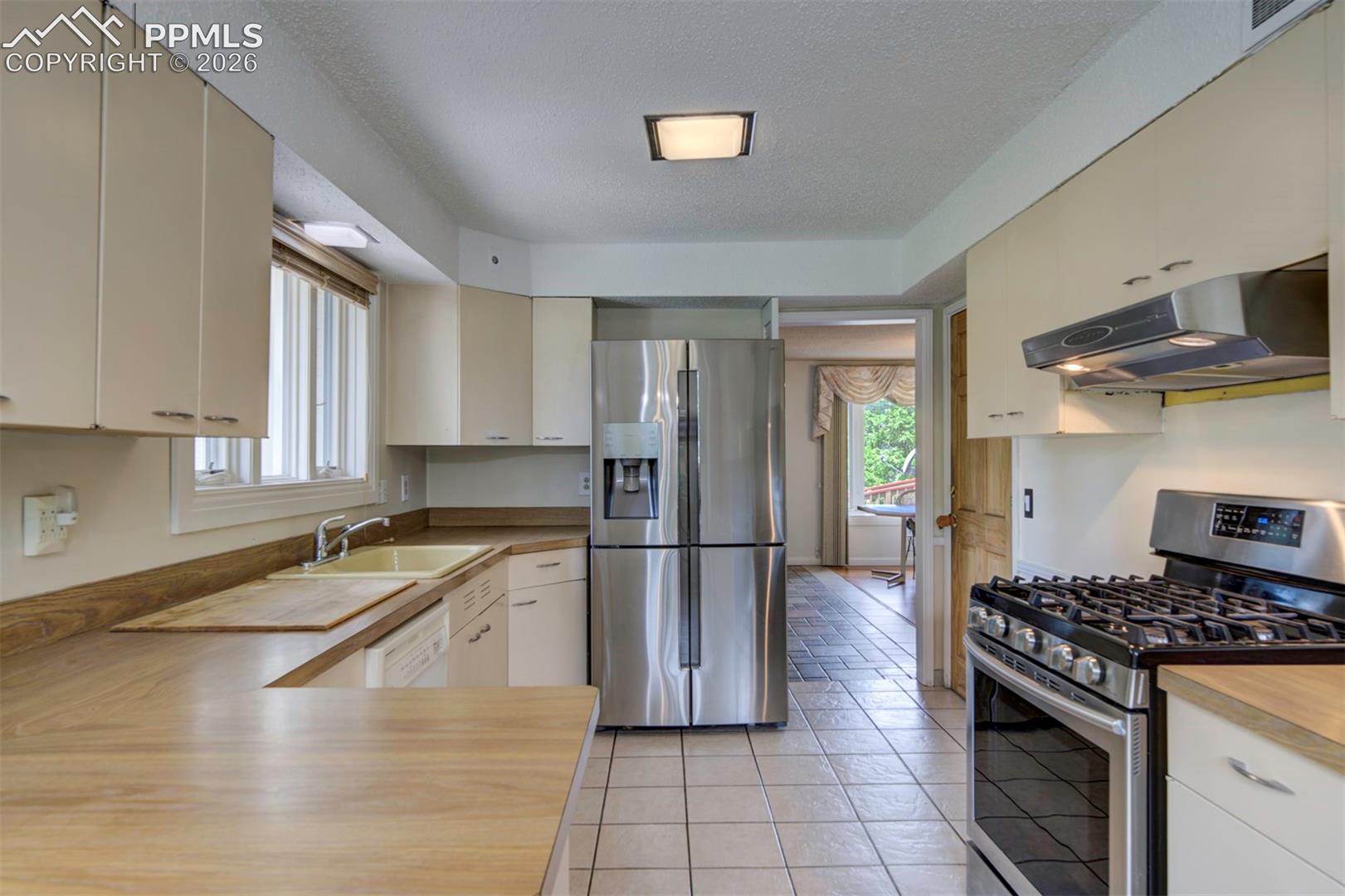 130 Cresta Road Colorado Springs, CO 80906 - Photo 17 of 39 Gallery Image 17