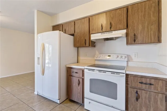 a view of empty room with window and ceiling fan