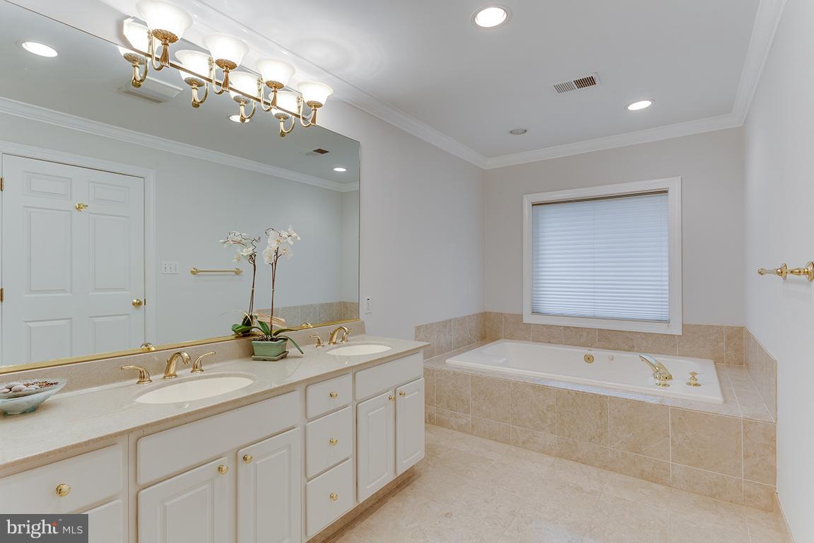 8002 Overhill Road Bethesda, MD 20814 - Photo 19 of 30 Large luxurious tub
