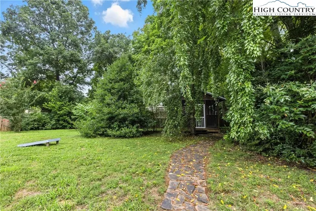 a view of a back yard