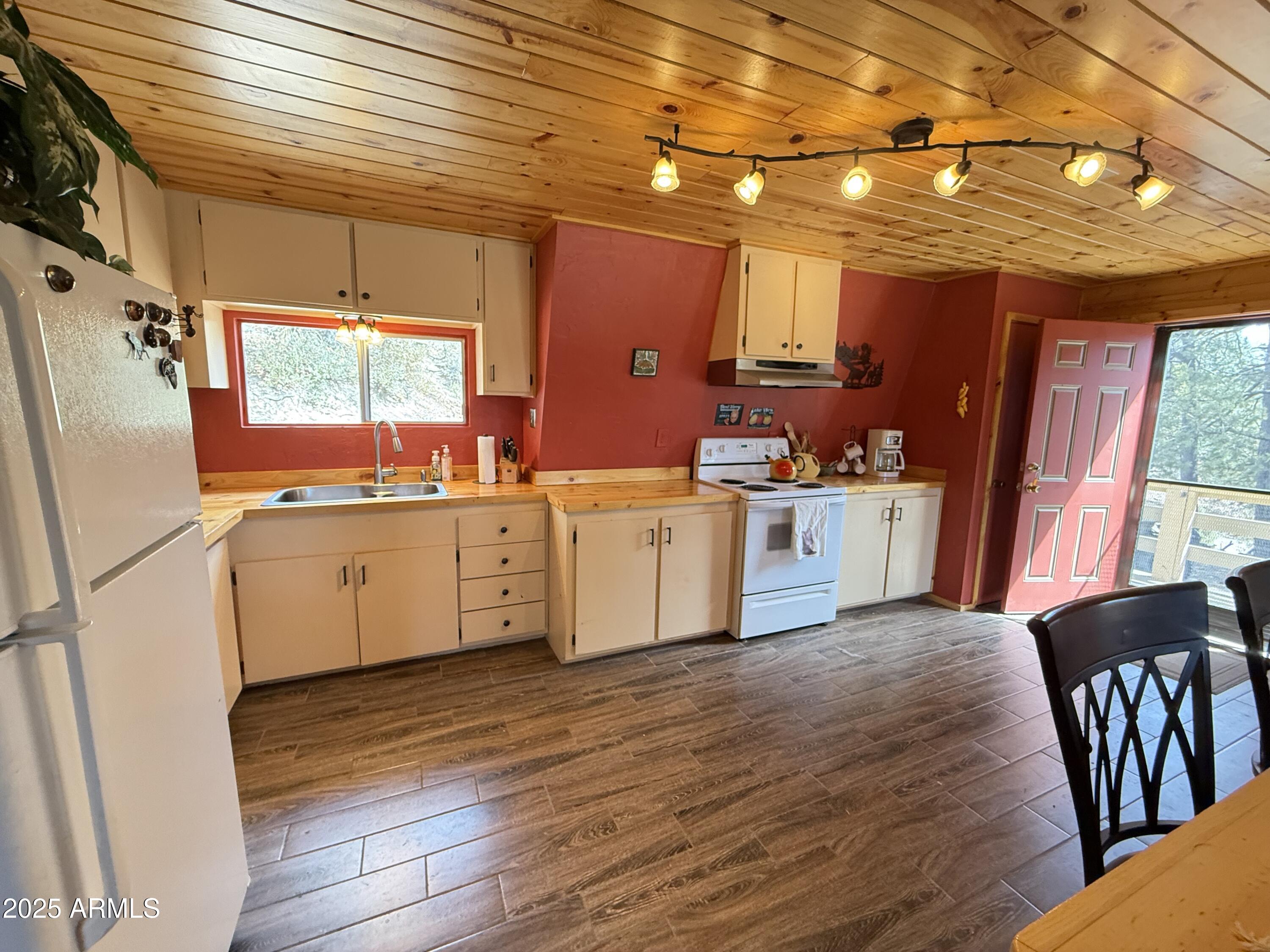 22761 South Eagle Mine Road Crown King, AZ 86343 - Photo 16 of 34 Kitchen