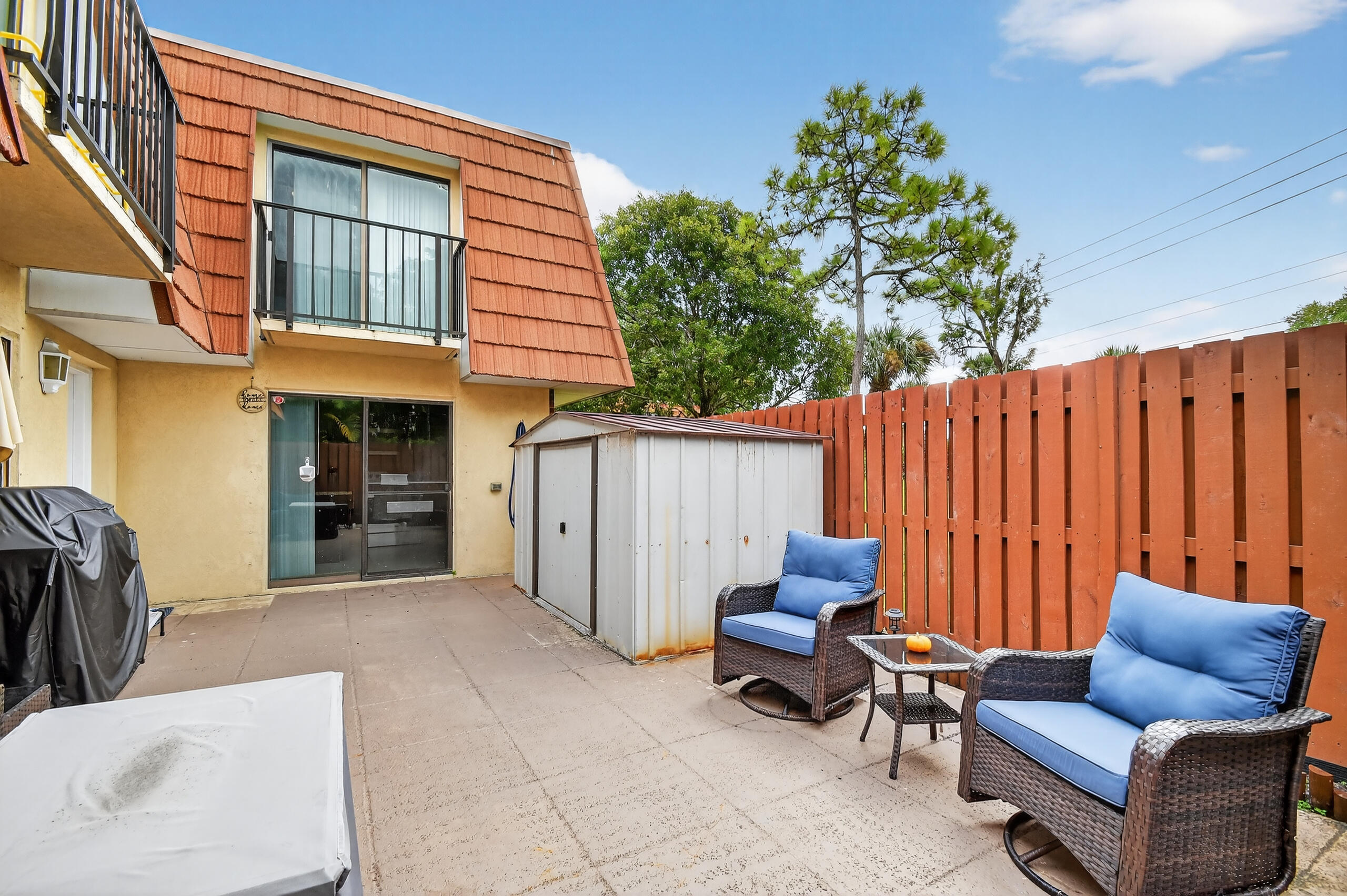 1540 Masters Circle, Unit 180 Delray Beach, FL 33445 - Photo 24 of 28 a view of a lounge chairs in the patio