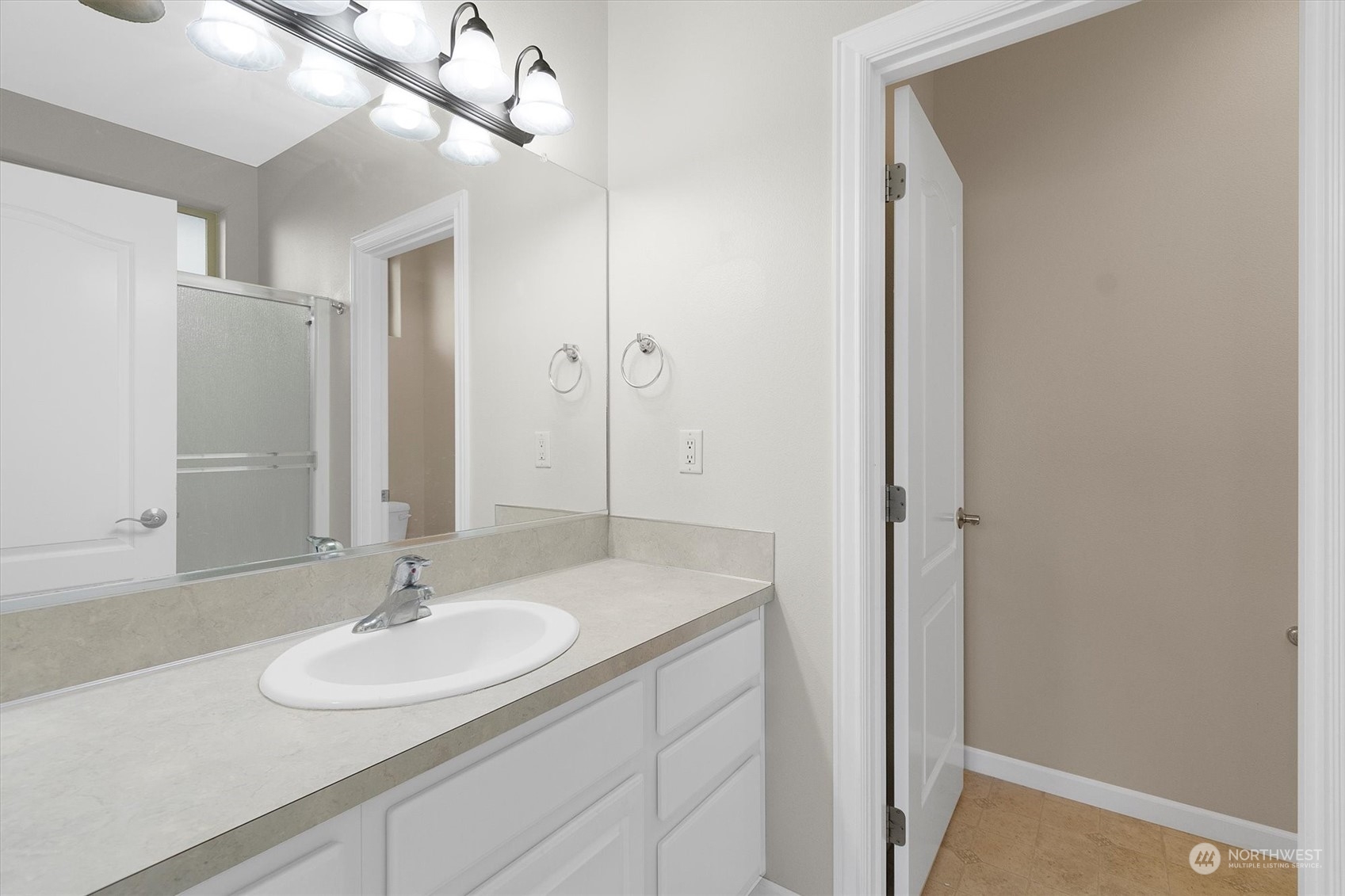 112 Willow Pointe Loop, Unit 112 Longview, WA 98632 - Photo 15 of 21 a bathroom with a sink and a mirror