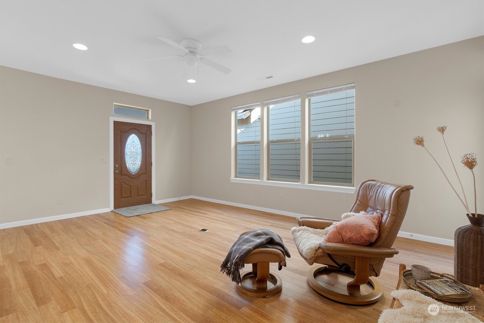 112 Willow Pointe Loop, Unit 112 Longview, WA 98632 - Photo 4 of 21 a room with furniture and a large window