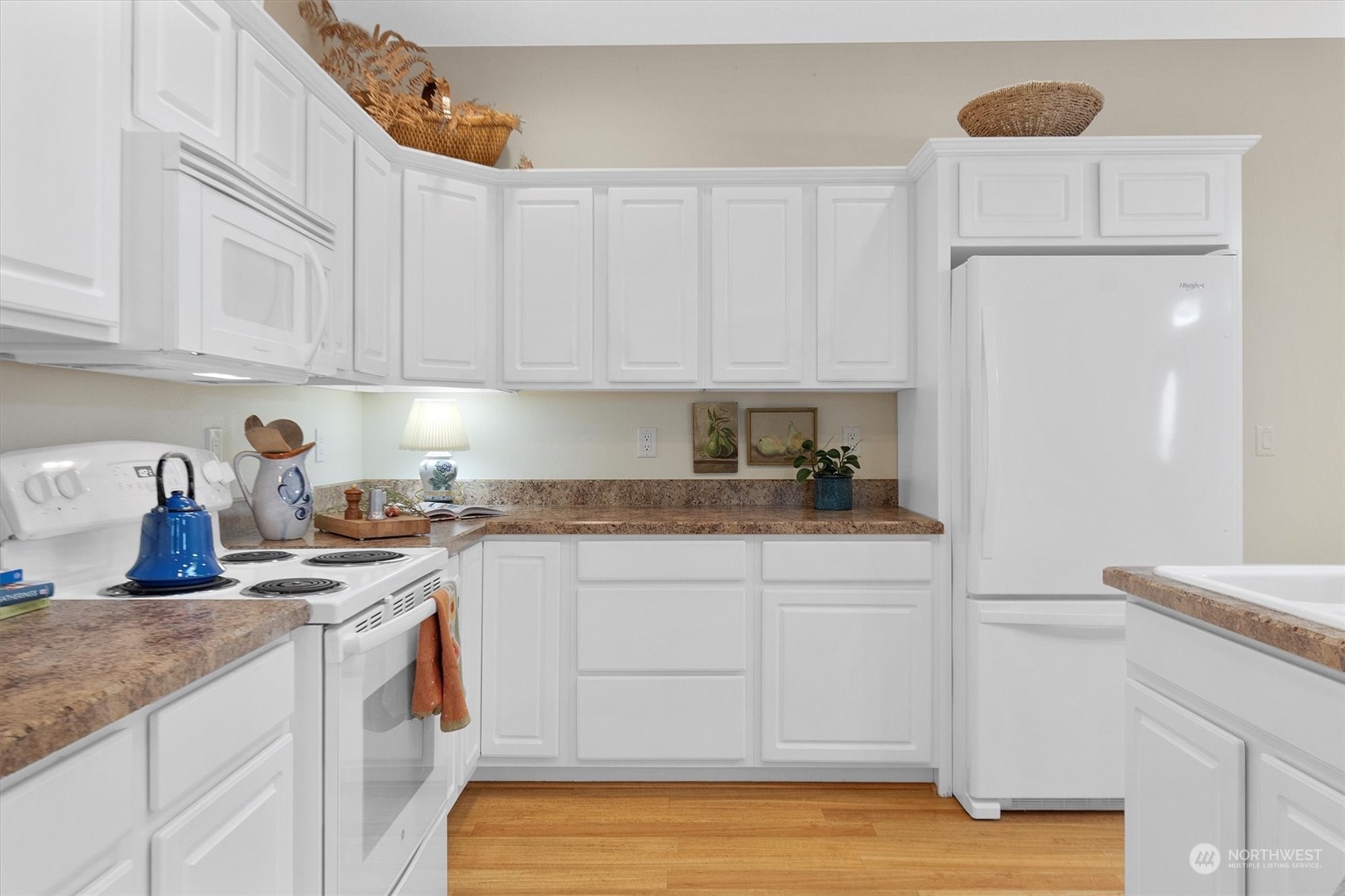 112 Willow Pointe Loop, Unit 112 Longview, WA 98632 - Photo 8 of 21 a kitchen with cabinets appliances and a counter space