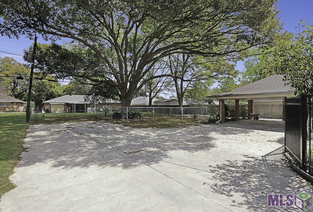 991 Colonial Drive Baton Rouge, LA 70806 - Photo 19 of 35 Driveway View