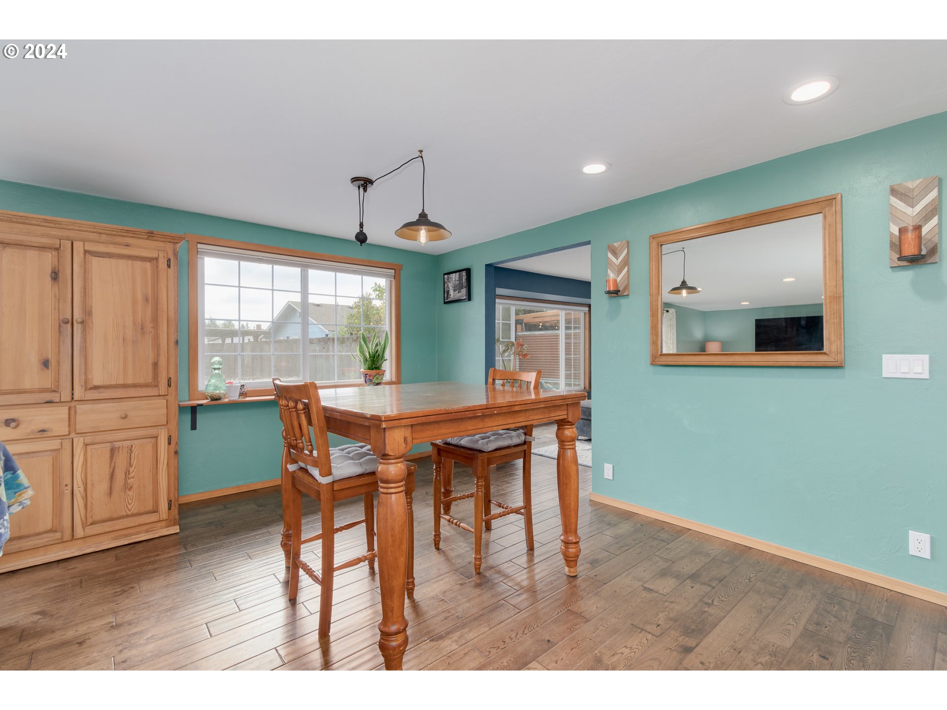 3456 Tempa Street Eugene, OR 97404 - Photo 18 of 48 a dining room with furniture and window