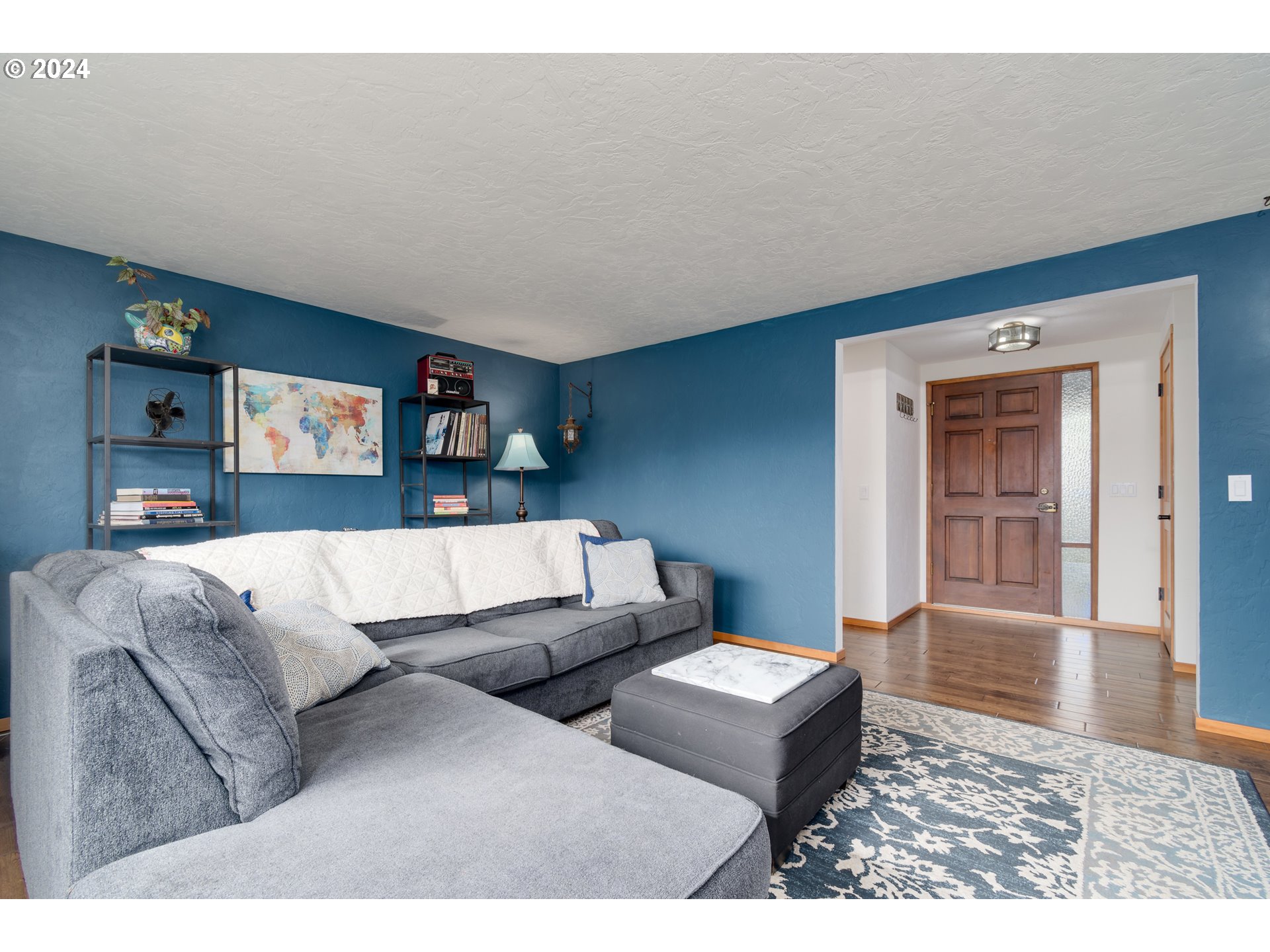 3456 Tempa Street Eugene, OR 97404 - Photo 22 of 48 a living room with furniture and a couch