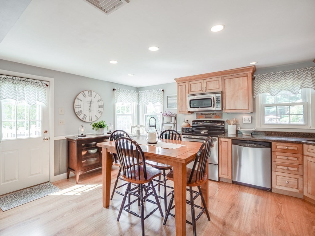 41 Barstow Road Walpole, MA 02081 - Photo 4 of 42 Gallery Image 4
