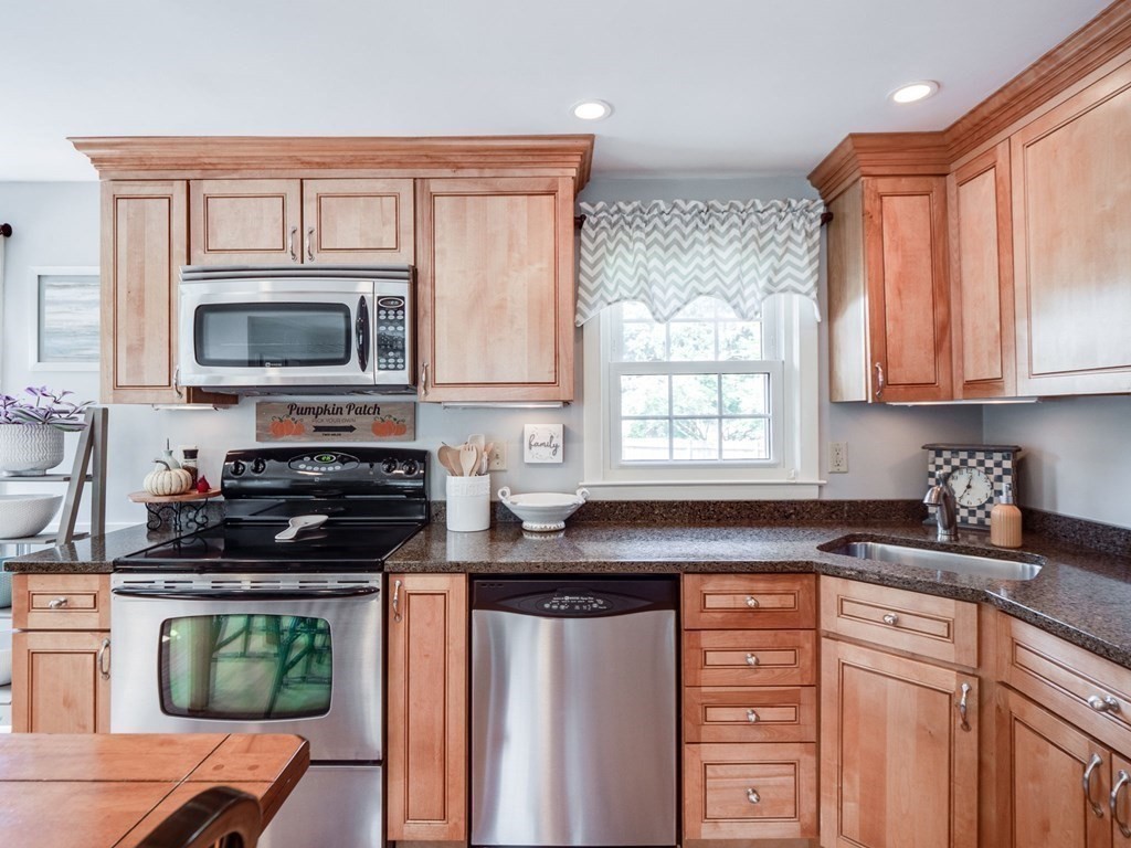41 Barstow Road Walpole, MA 02081 - Photo 7 of 42 Gallery Image 7