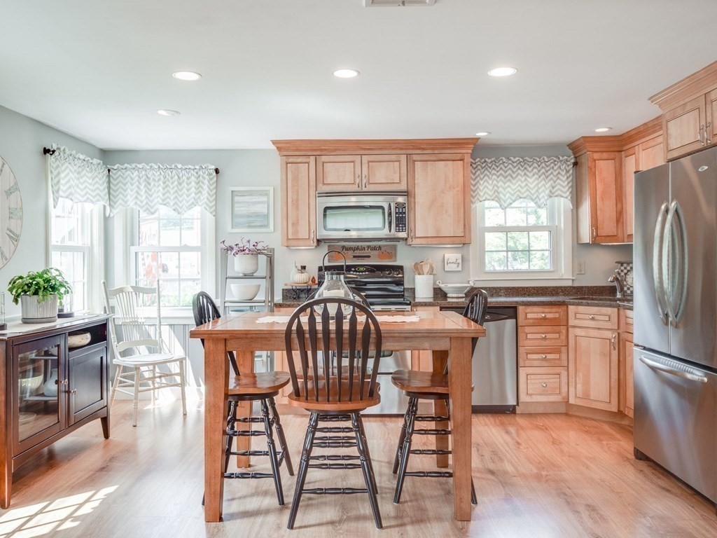41 Barstow Road Walpole, MA 02081 - Photo 8 of 42 Gallery Image 8