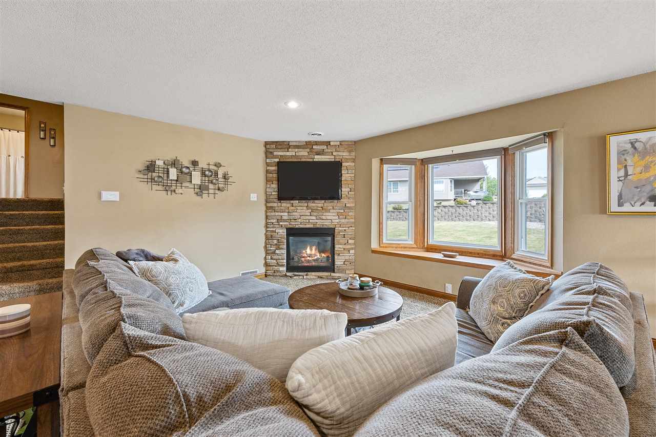 1915 Highland Road Ely, IA 52227 - Photo 5 of 34 Gallery Image 5