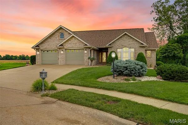$300,000 | 5301 Deer Creek Court, Godfrey, IL 62035