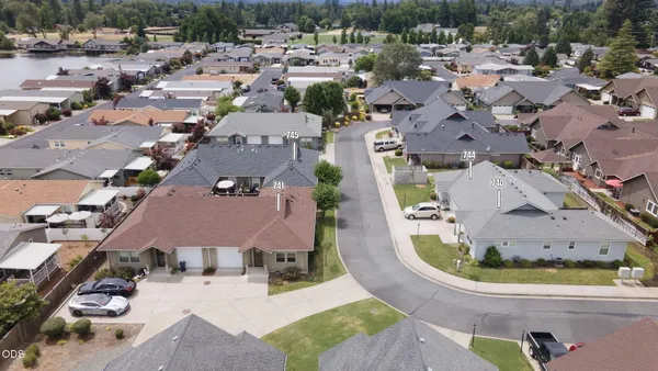 $1,100,000 | 740 Southwest Kinsington Court, Unit 740 741 744 745, Grants Pass, OR 97526