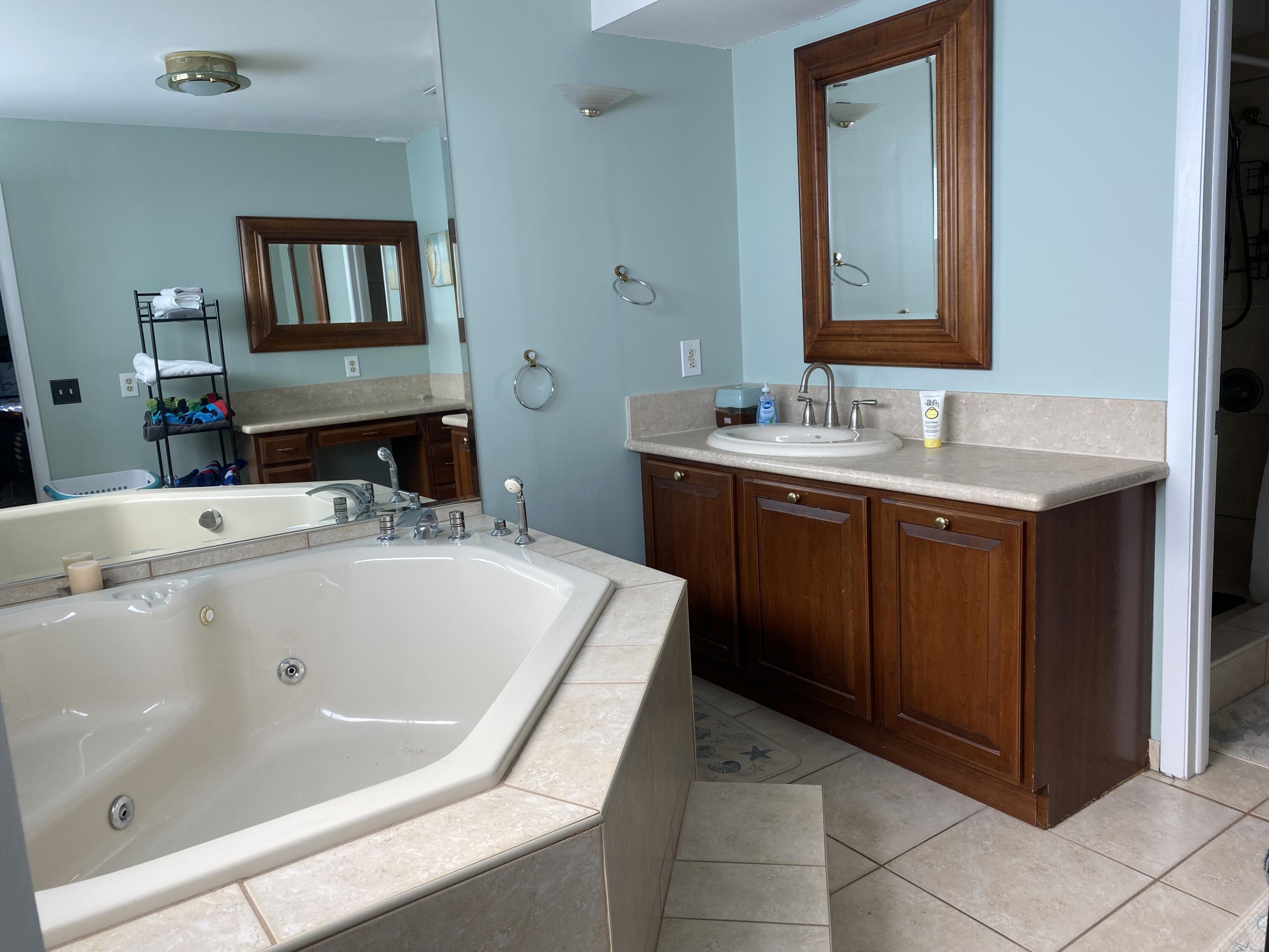 125 3rd Lane Key Largo, FL 33037 - Photo 13 of 24 Lee Master Bath