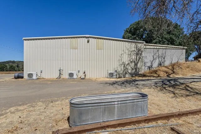 a view of a backyard