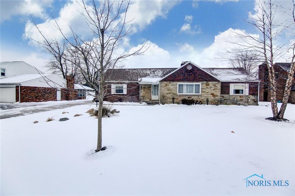 1423 Cass Road Maumee, OH 43537 - Photo 1 of 35 Front View