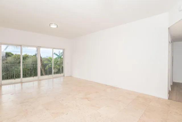 $2,250 | 1650 Presidential Way, Unit 306, West Palm Beach, FL 33401