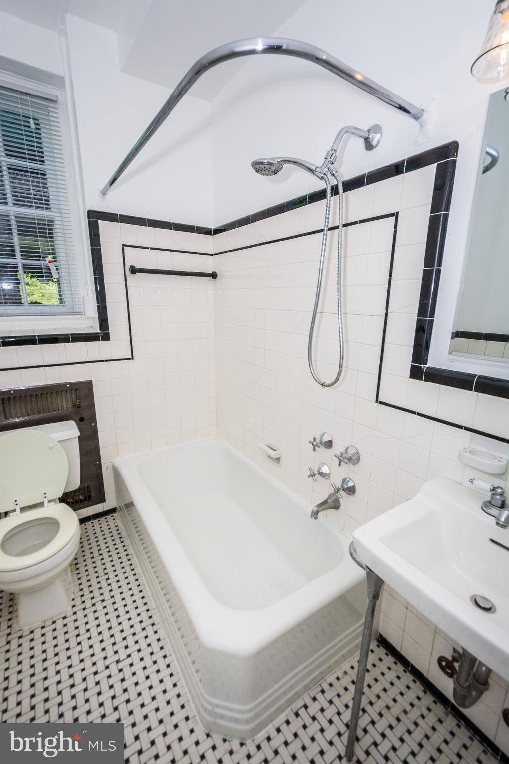 221 Ridgemede Road, Unit 409 Baltimore, MD 21210 - Photo 9 of 16