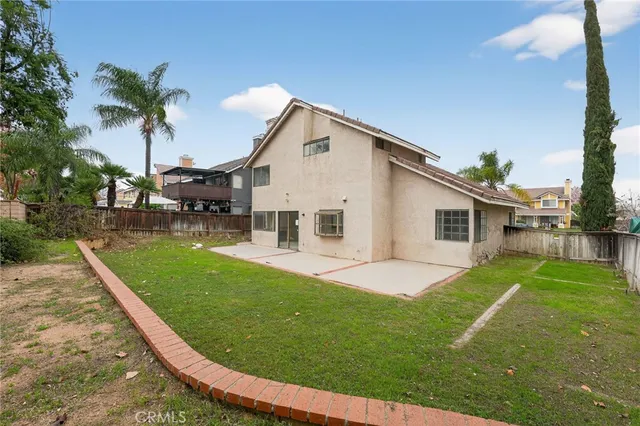 a view of a yard in front of house