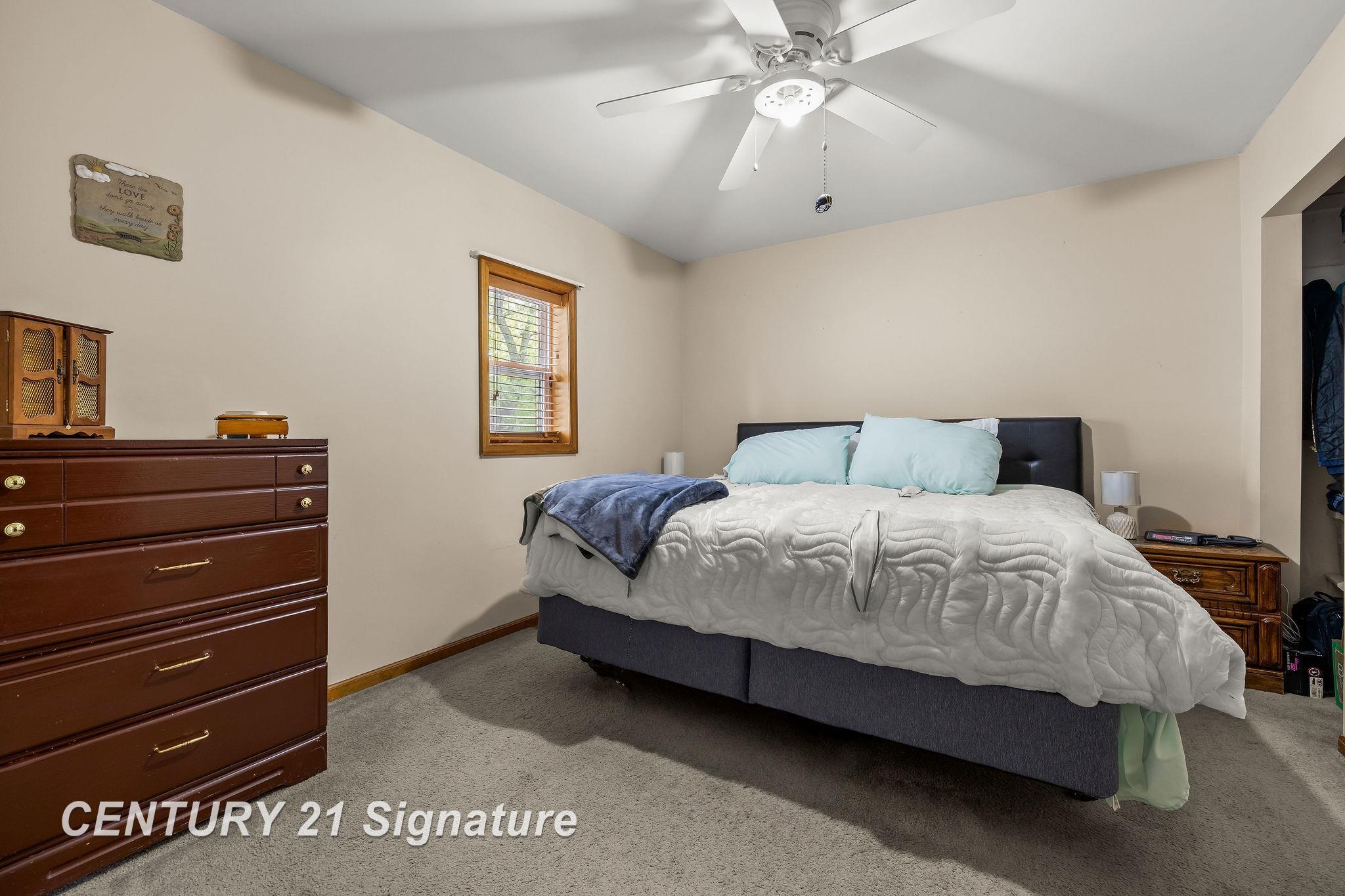 415 East Washington Road Freeland, MI 48623 - Photo 21 of 36 Main floor bedroom