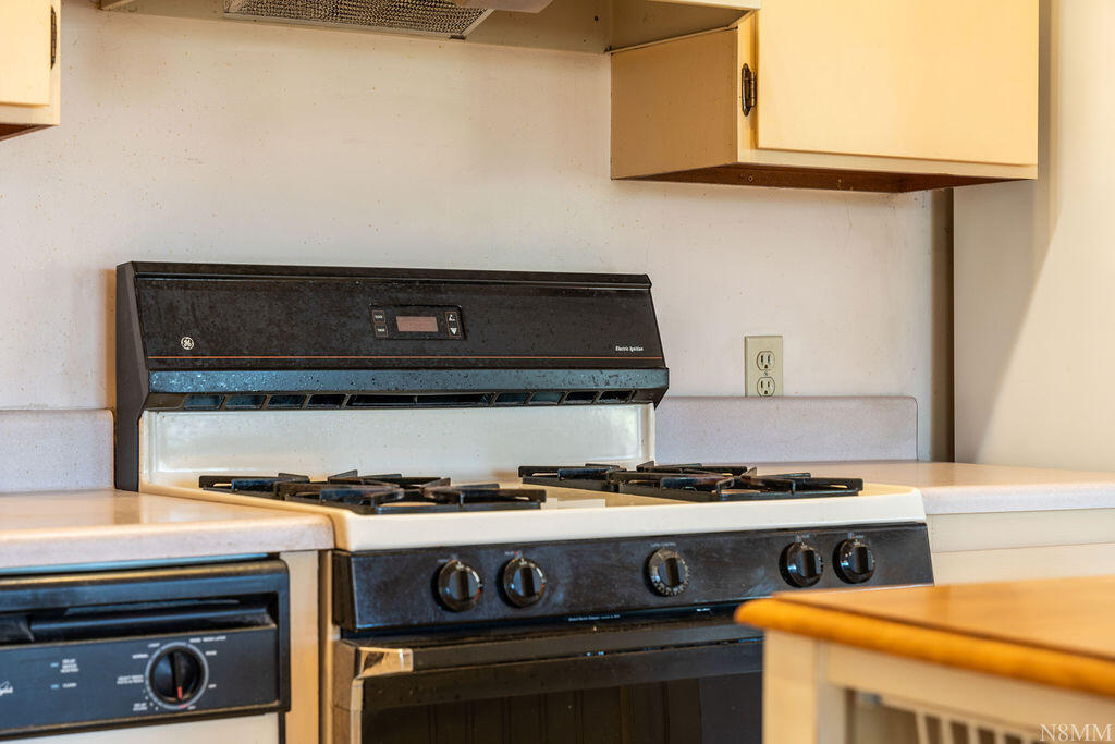 1664 Rome Way Apple Valley, UT 84737 - Photo 17 of 45 Kitchen Stove