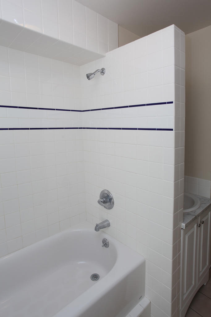 460 Fellowship Road Santa Barbara, CA 93109 - Photo 10 of 21 a bathroom with a bathtub