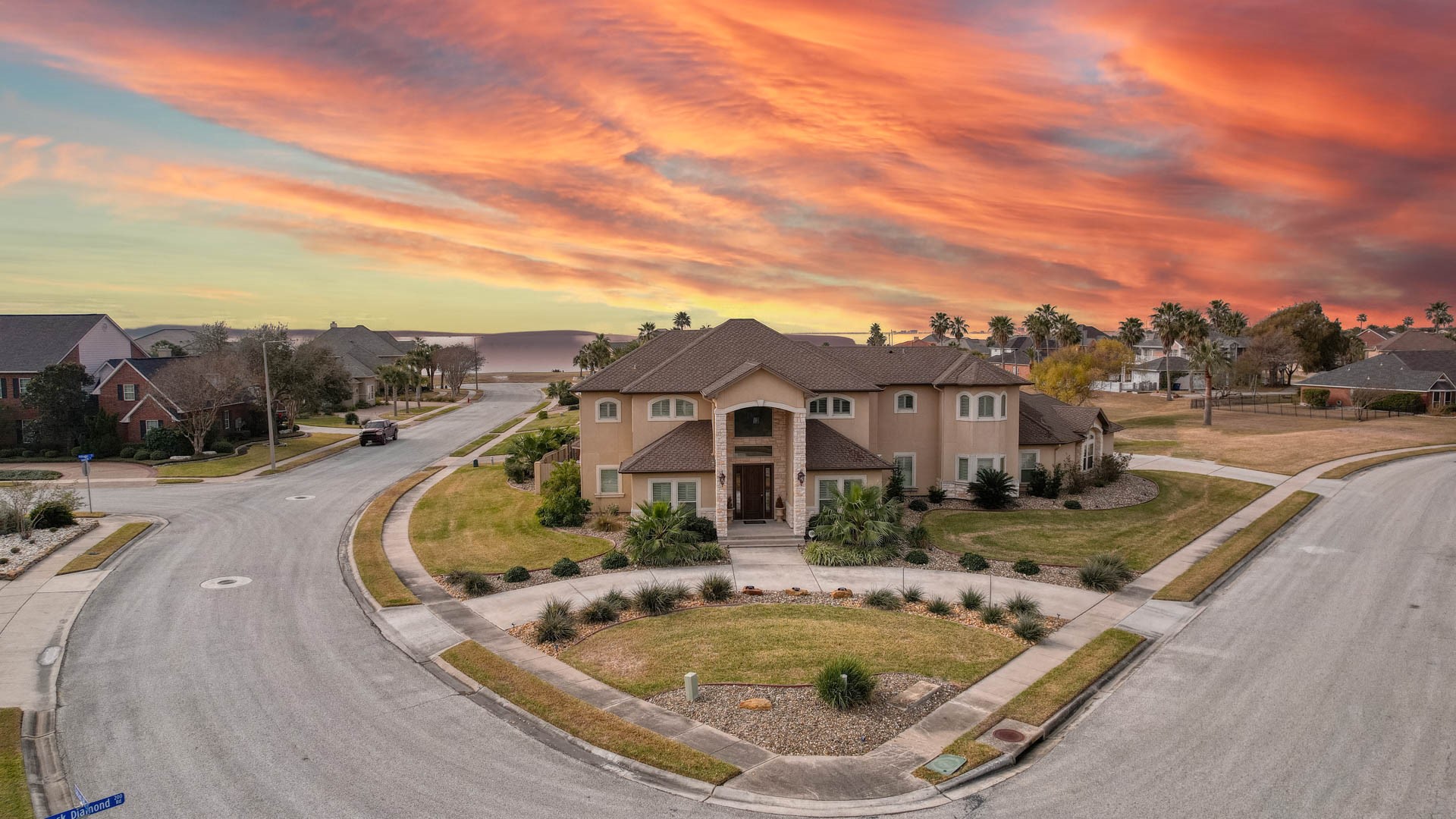 a view of a house with a yard