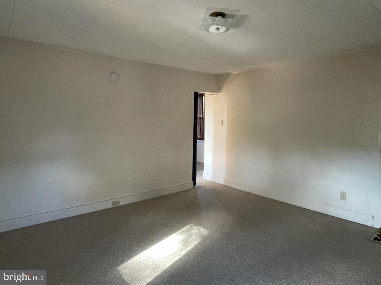 108 South Kenhorst Boulevard Reading, PA 19607 - Photo 9 of 30 an empty room with a window
