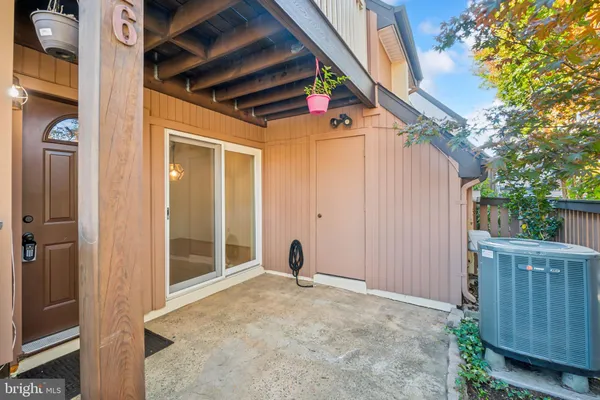 $2,550 | 8016 Pantano Place, Unit 17, Alexandria, VA 22309