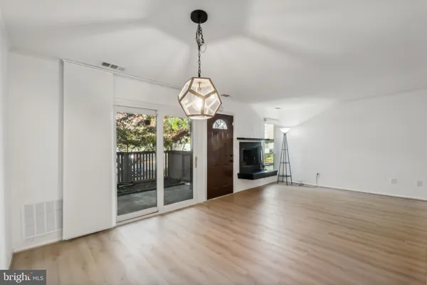 $2,550 | 8016 Pantano Place, Unit 17, Alexandria, VA 22309