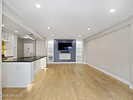 $739,000 | 2 Putnam Hill, Unit 1A, Greenwich, CT 06830