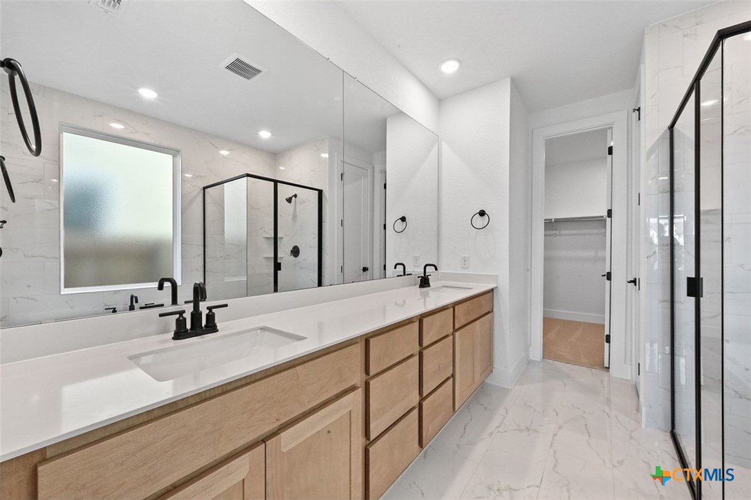 8616 Peristyle Drive Austin, TX 78744 - Photo 13 of 21 Primary Bathroom