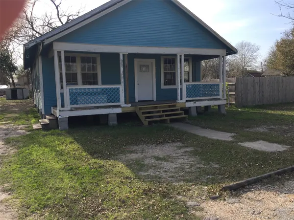 a view of a house with backyard