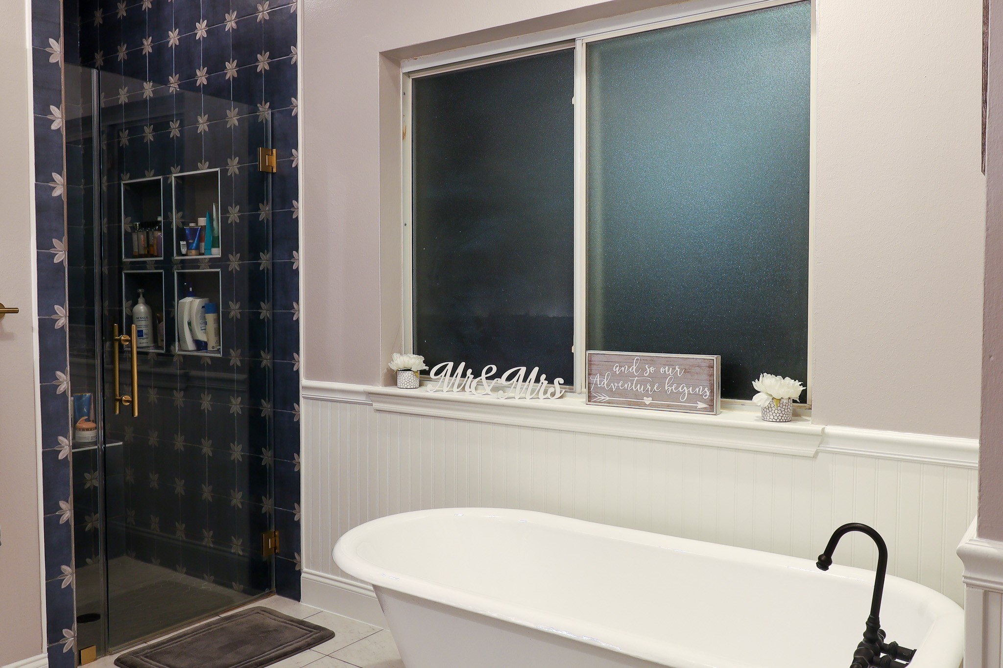 19 Feather Fall Place The Woodlands, TX 77381 - Photo 12 of 20 a bathroom with a bathtub and a sink
