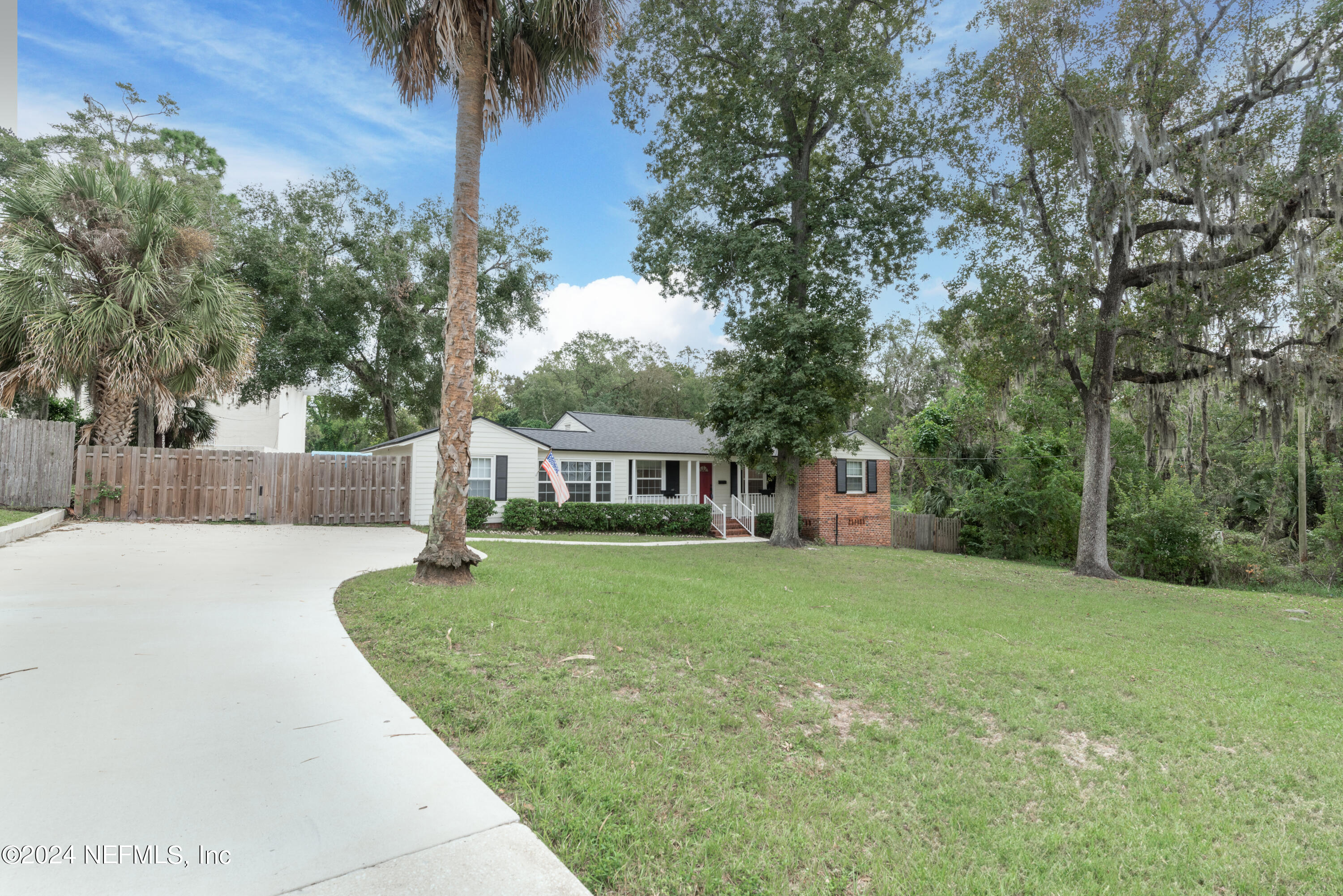 1651 Mayfair Road Jacksonville, FL 32207 - Photo 3 of 38 Driveway