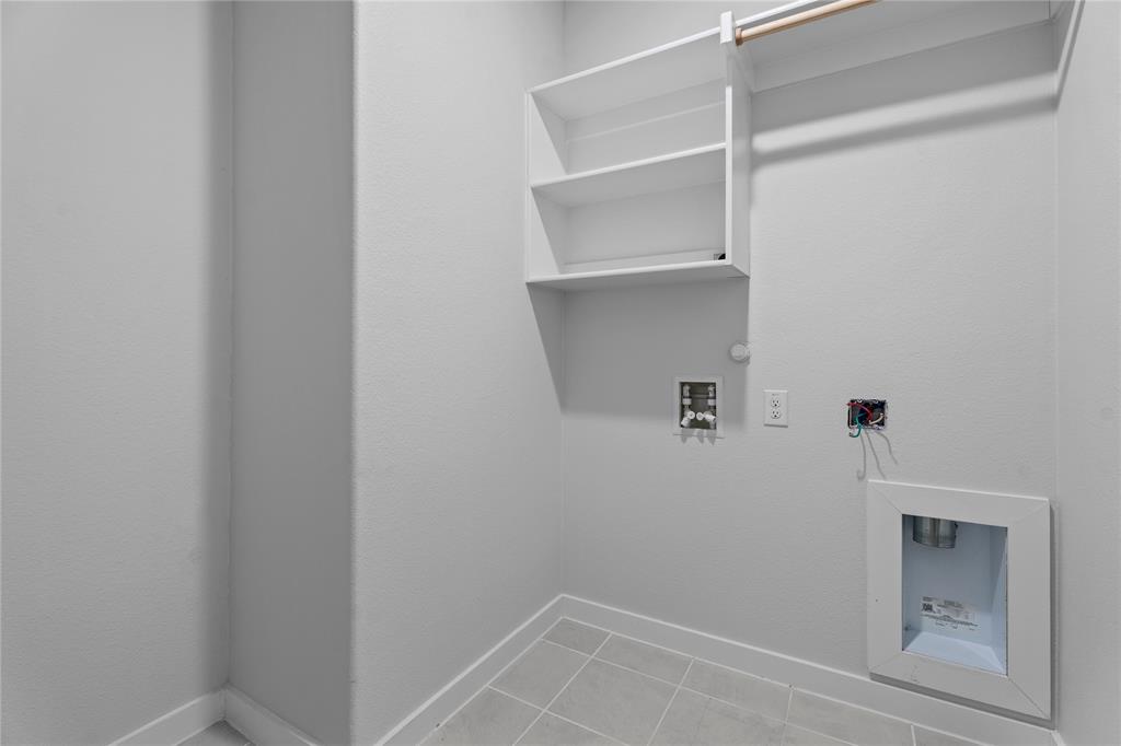 718 Parkside Drive Lavon, TX 75166 - Photo 13 of 22 Laundry room with washer hookup, gas dryer hookup, and light tile patterned floors